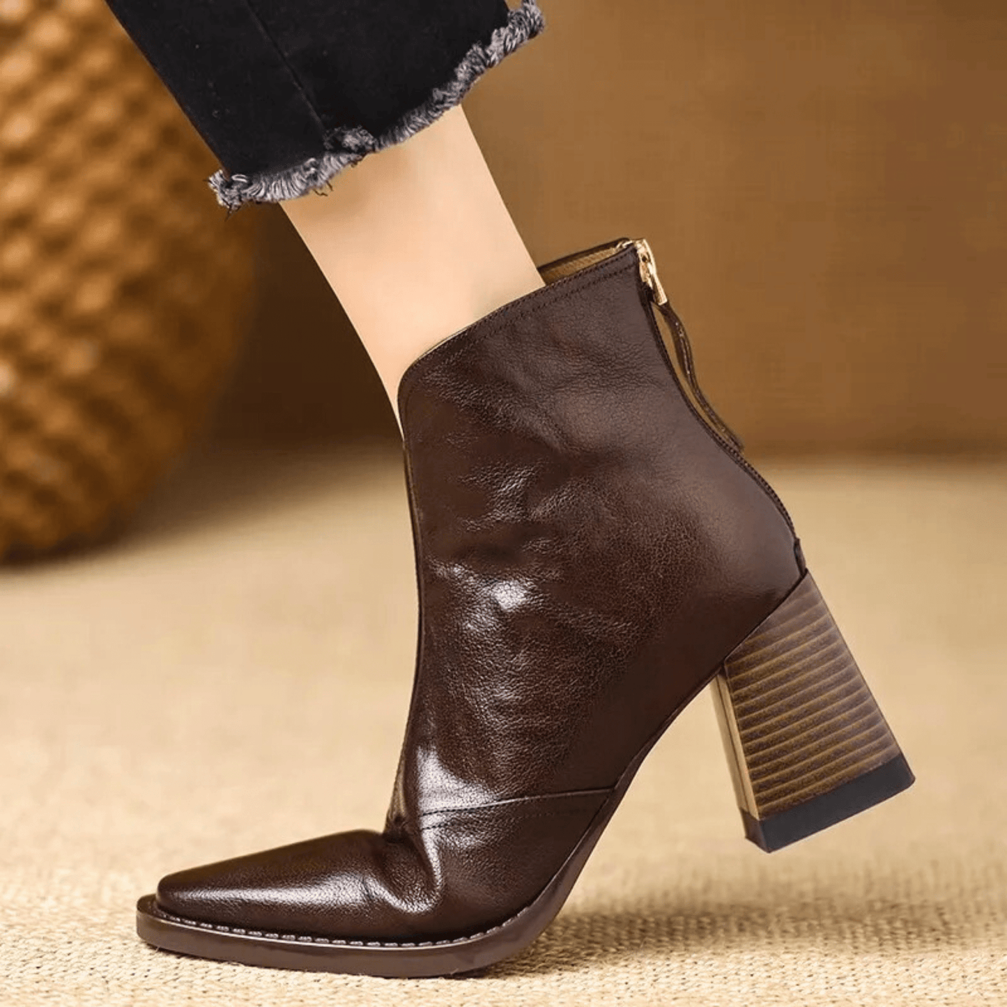 Bottines noires avec talon moyen sculpté, vue de côté