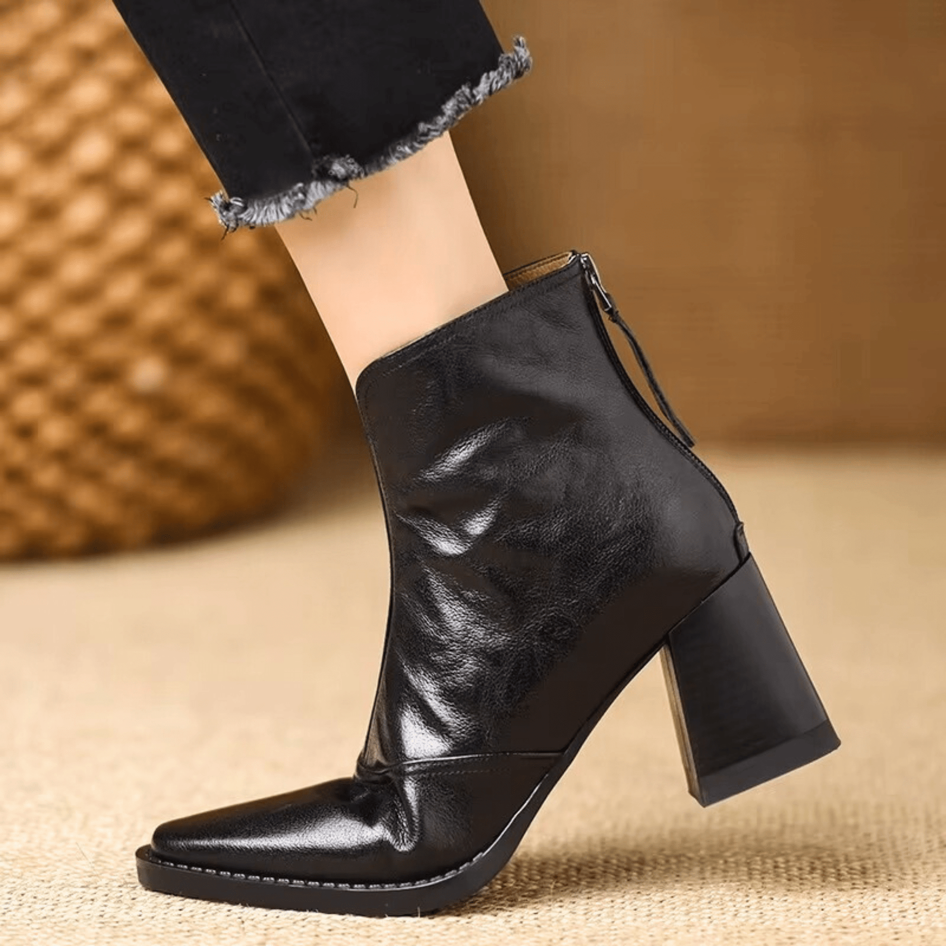 Bottines en cuir noir, lignes épurées et modernes
