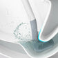 Brosse de toilette en forme de L sur fond blanc