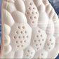 Semelles posées à côté de chaussures de sport