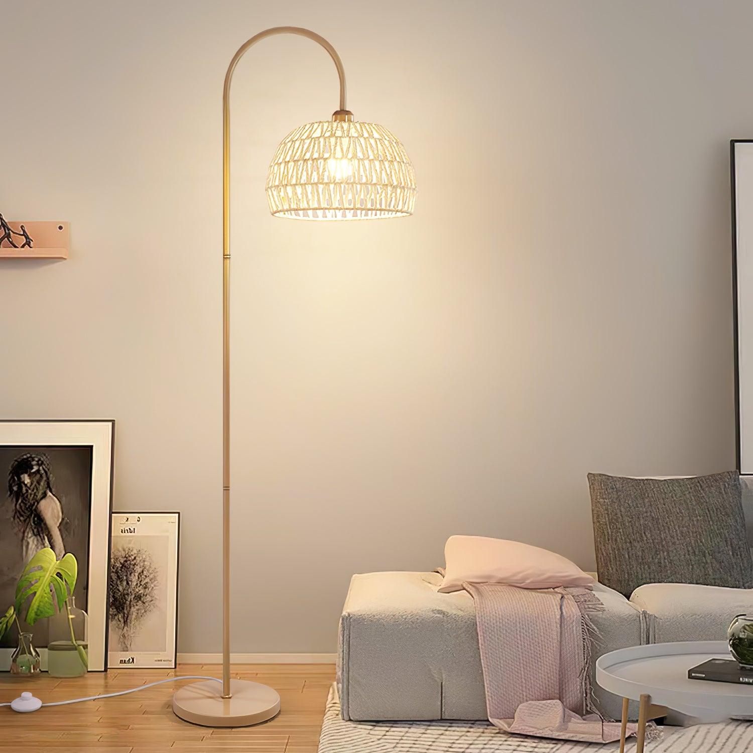 Design aérien de la lampe s'intégrant dans un salon