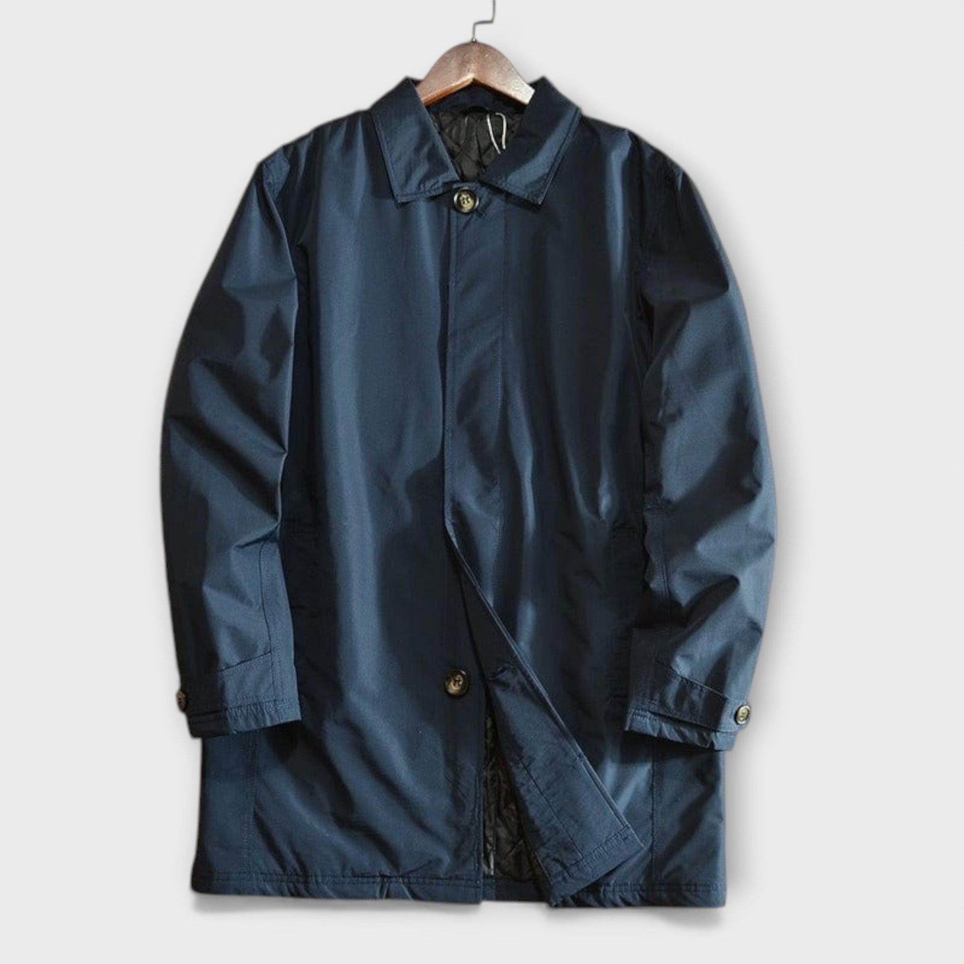 Détail des bords de manches ajustables du manteau