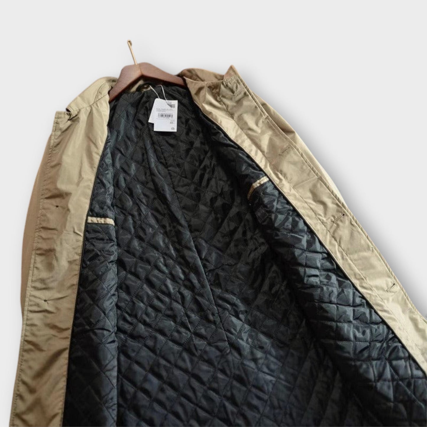 Manteau côtier sur mannequin, tissu haute densité visible