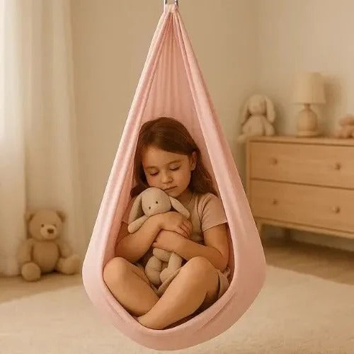 Hamac sensoriel en tissu enveloppant dans un coin calme