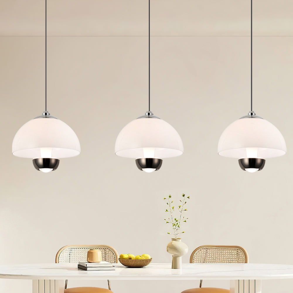 Lampe suspendue au-dessus d'une table à manger moderne