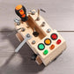 Enfant manipulant le tableau Montessori interactif