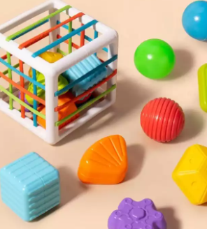 Vue d'ensemble du cube éducatif avec pièces assorties