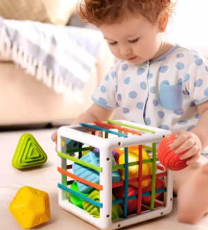 Cube éducatif avec blocs colorés et formes géométriques