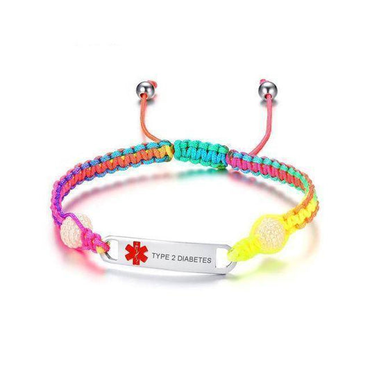 Gros plan sur le bracelet médical ajustable pour enfants diabétiques