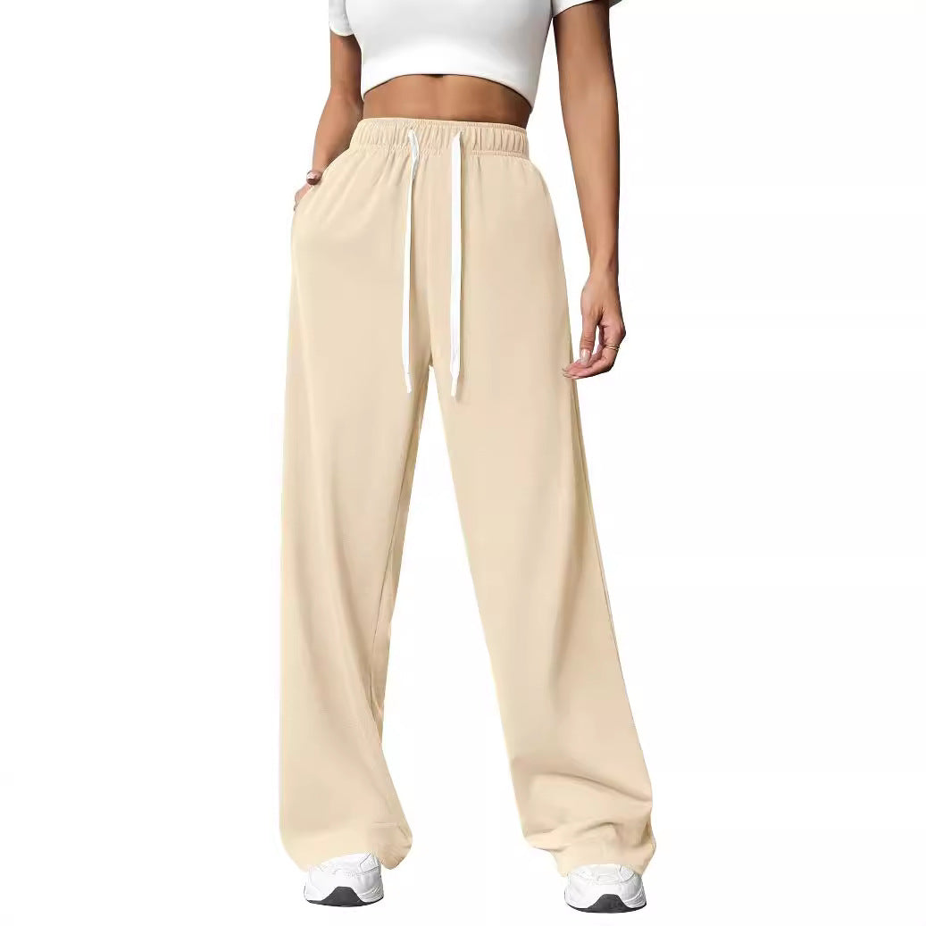 Vue de profil d'un pantalon de jogging ample et confortable