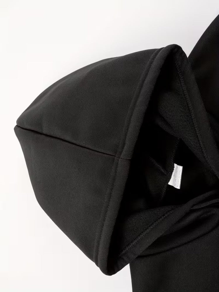 Homme portant un hoodie gris avec capuche ajustée