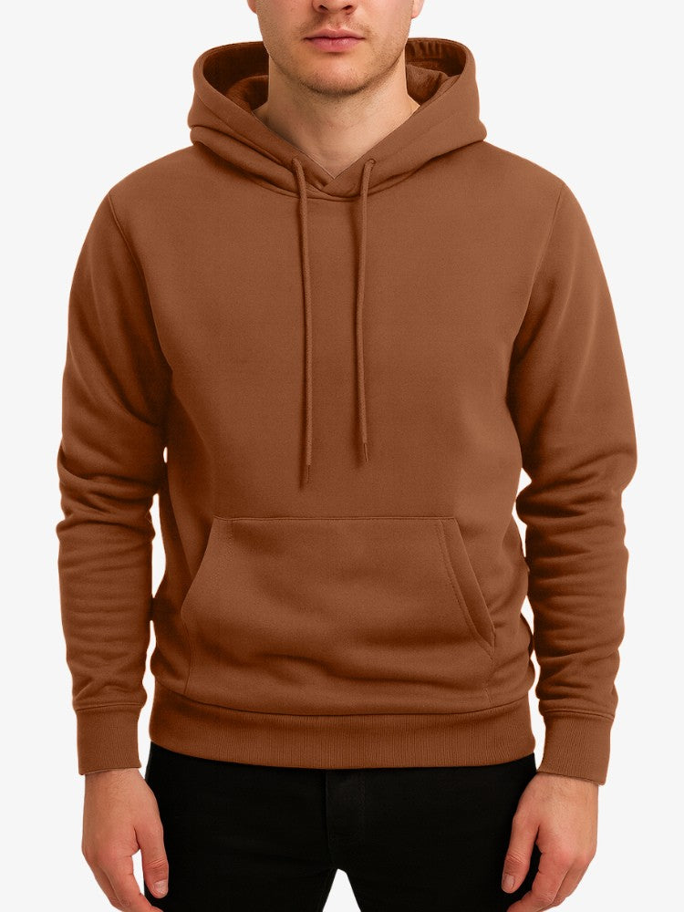 Homme ajustant la capuche d'un sweat confortable