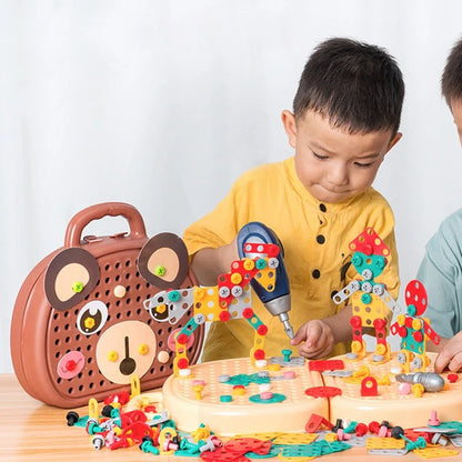 Enfant jouant avec l'ensemble de construction et perceuse