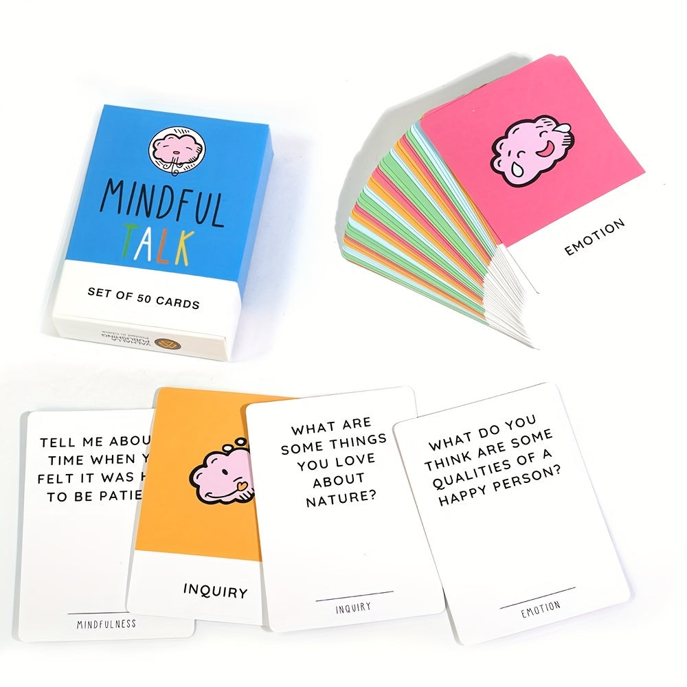 Famille souriante jouant avec les cartes sur un canapé