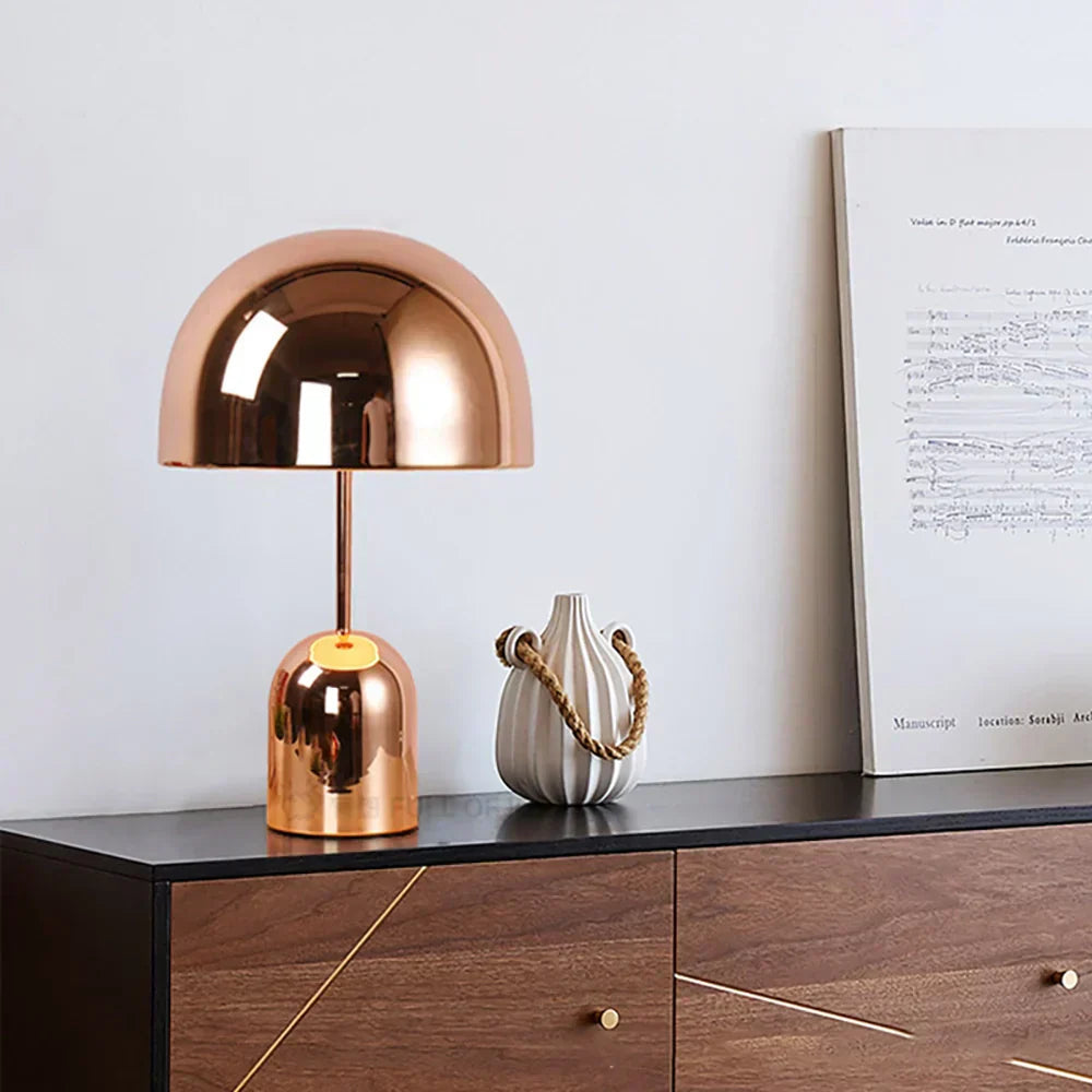 Lampe en cuivre sur table en bois, lumière douce allumée