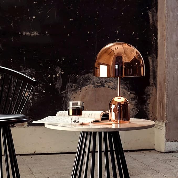 Lampe LED en cuivre éclairant un coin de salon moderne