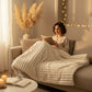 Couverture en fleece beige sur canapé moderne