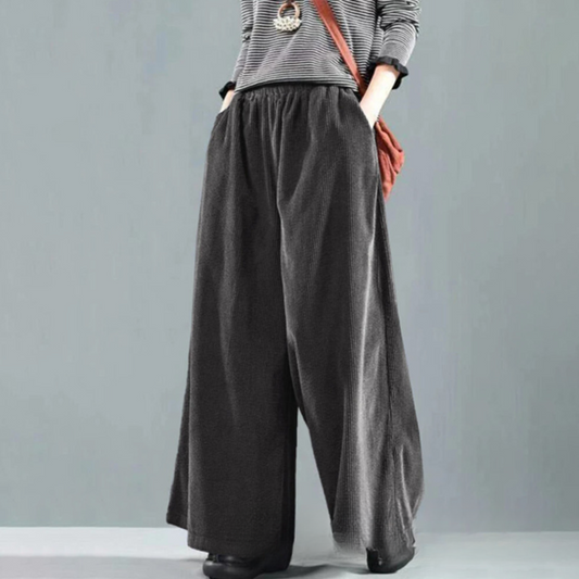 Vue latérale d'un pantalon large noir en velours côtelé