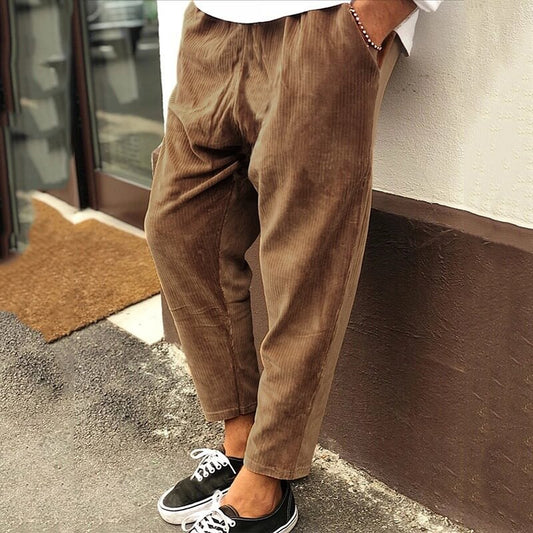 Homme portant un pantalon en velours côtelé, look rétro