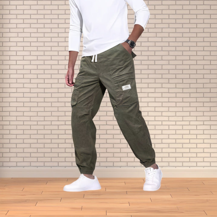 Détail des poches d'un pantalon en velours côtelé