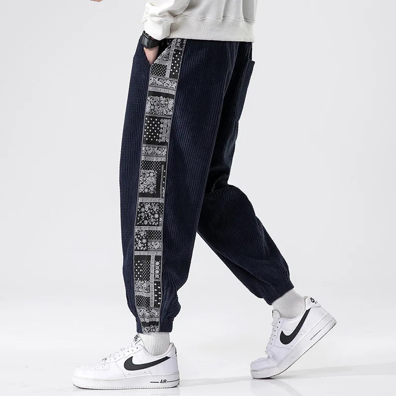 Vue de profil du pantalon décontracté en velours côtelé