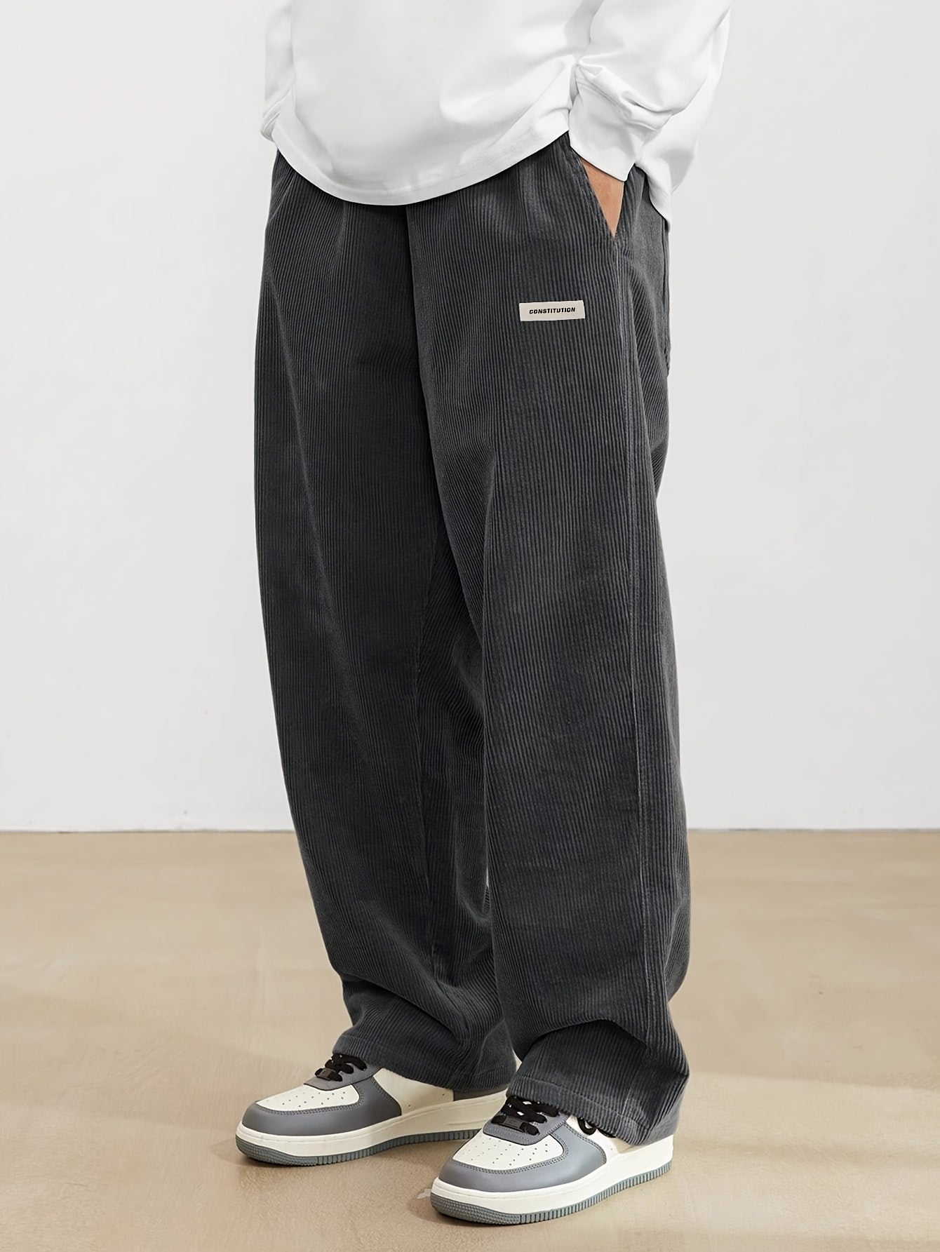 Détail de la ceinture élastique avec cordon sur pantalon ample