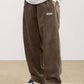 Vue latérale du pantalon en velours côtelé gris clair, jambe large