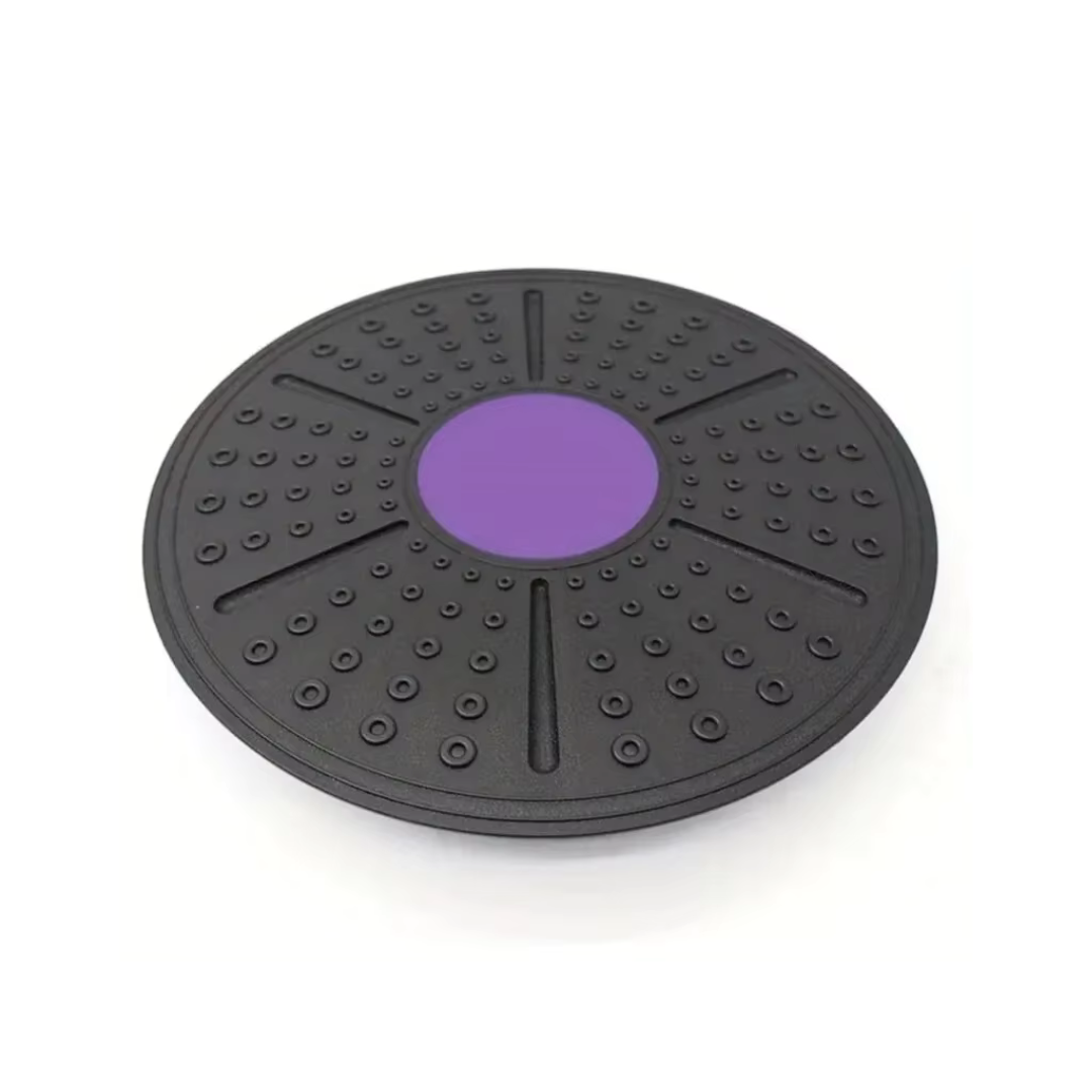 Planche d'équilibre utilisée sur un tapis de yoga