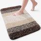 Vue de dessus du tapis marron dans une salle de bain