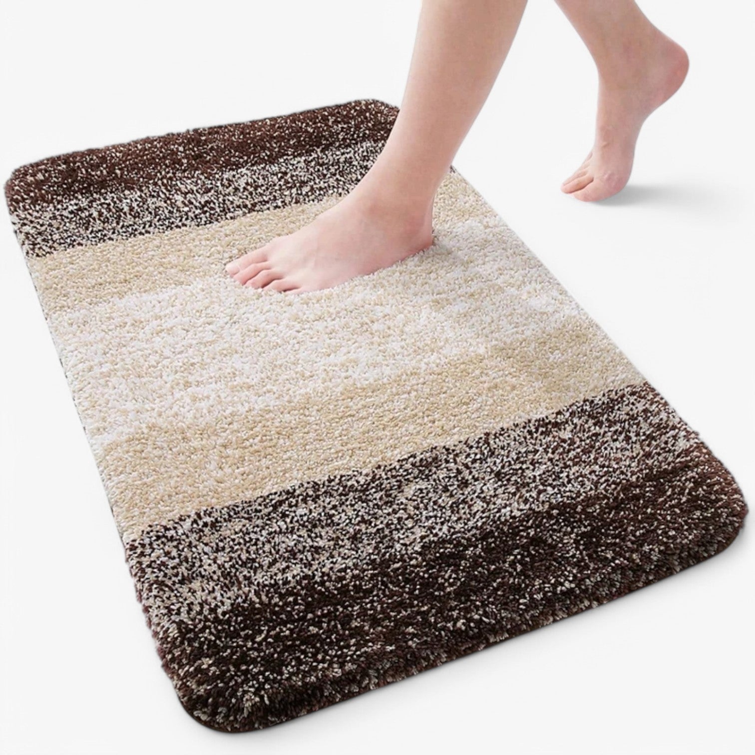 Vue de dessus du tapis marron dans une salle de bain