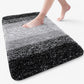 Tapis gris absorbant l'eau près de la douche