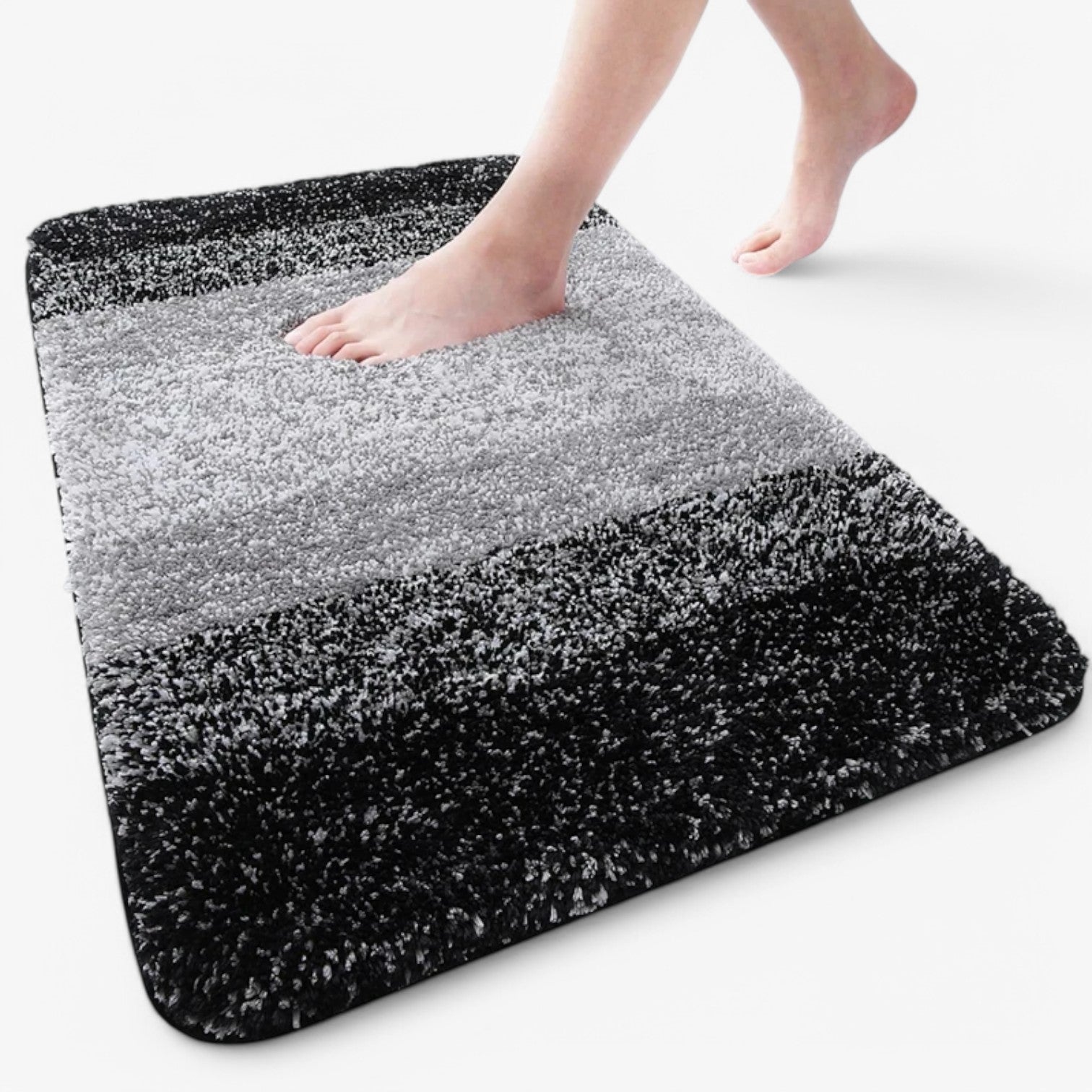 Tapis gris absorbant l'eau près de la douche