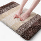 Tapis de bain en microfibre bleu sur sol carrelé