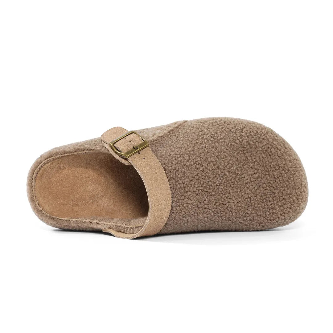 Gros plan sur la boucle ajustable des chaussons