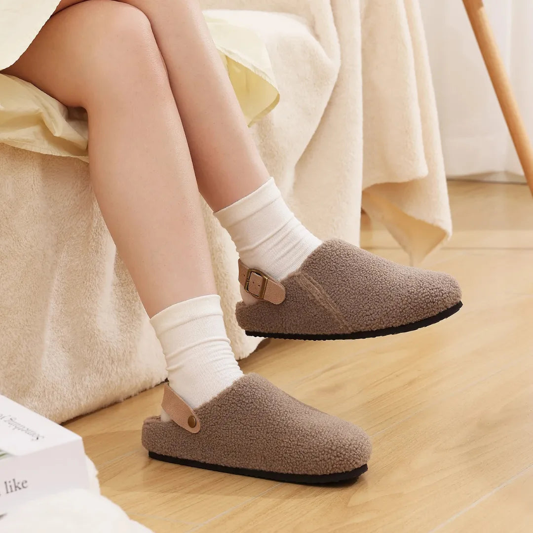Chaussons ajustables avec boucle en métal vue de profil