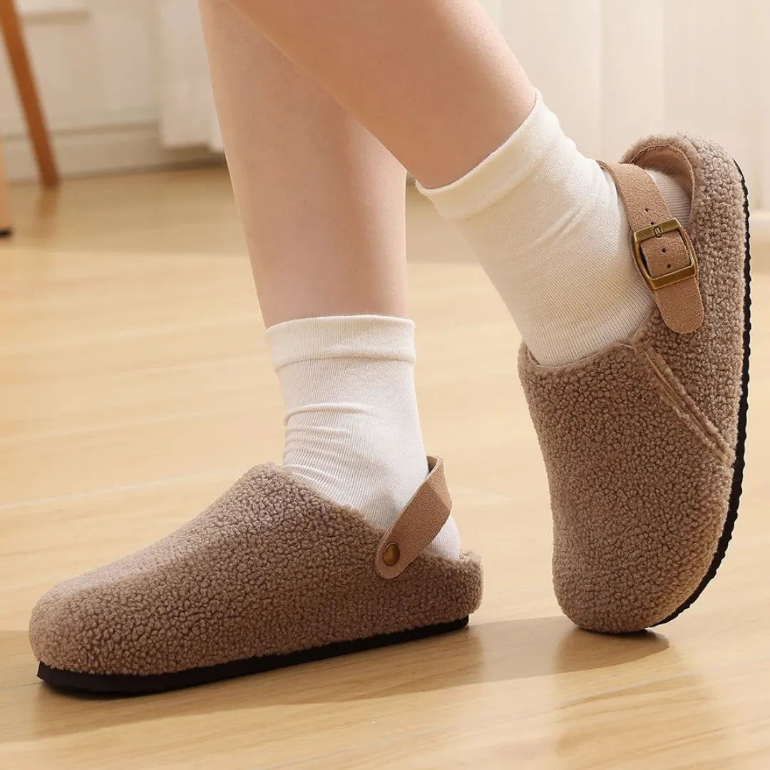 Détail de la texture en fourrure des chaussons