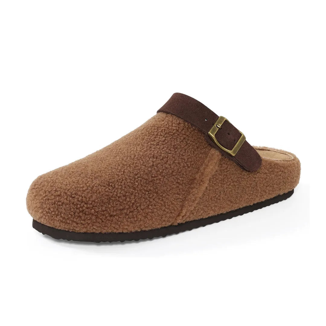 Chaussons pour femmes sur un sol intérieur