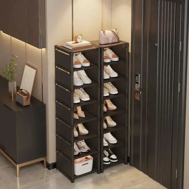 Étagère à chaussures compacte dans un coin de pièce moderne
