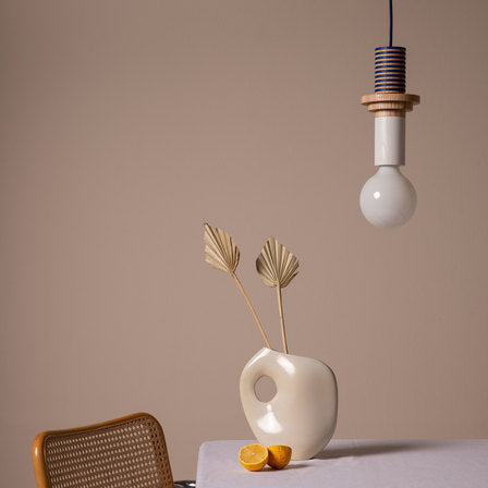 Vue d'ensemble d'une lampe suspendue en bois dans un intérieur moderne