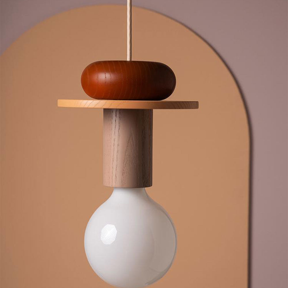 Lampe suspendue en bois avec un design minimaliste