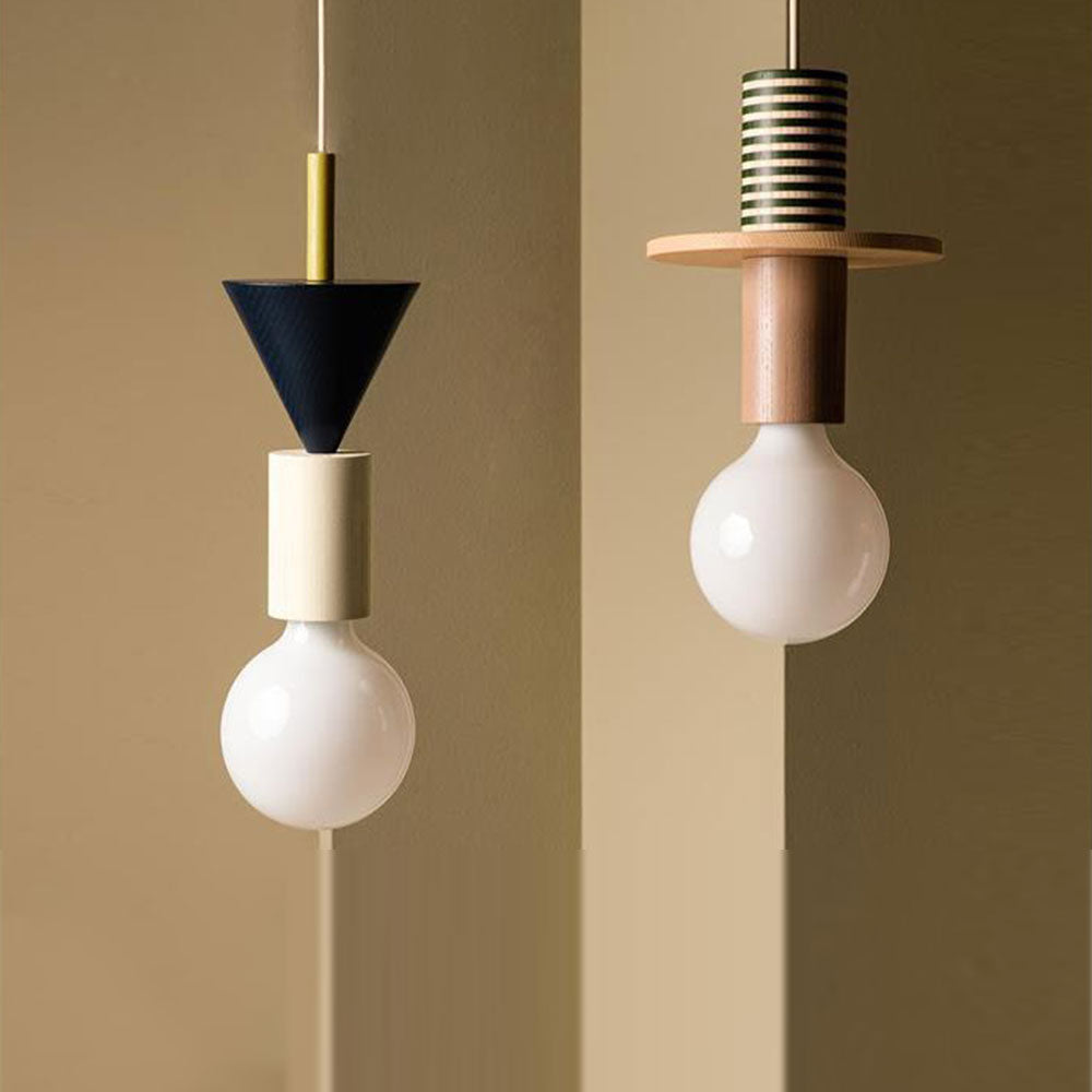 Détail du socle en bois de la lampe suspendue