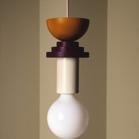 Lampe en bois suspendue, idéale pour un salon contemporain