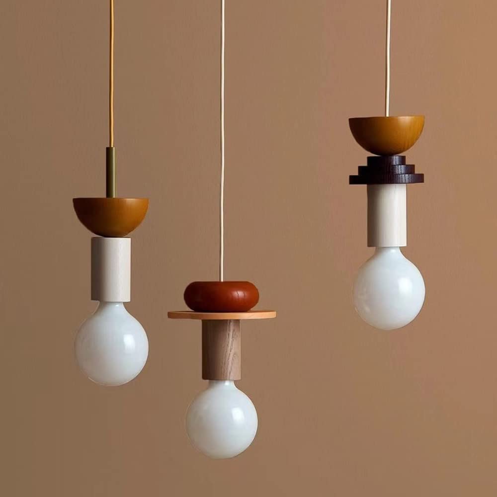 Lampe suspendue en bois avec ombre portée sur le mur