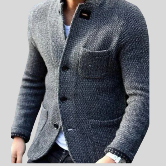 Blazer gris sur mannequin, coupe ajustée et élégante