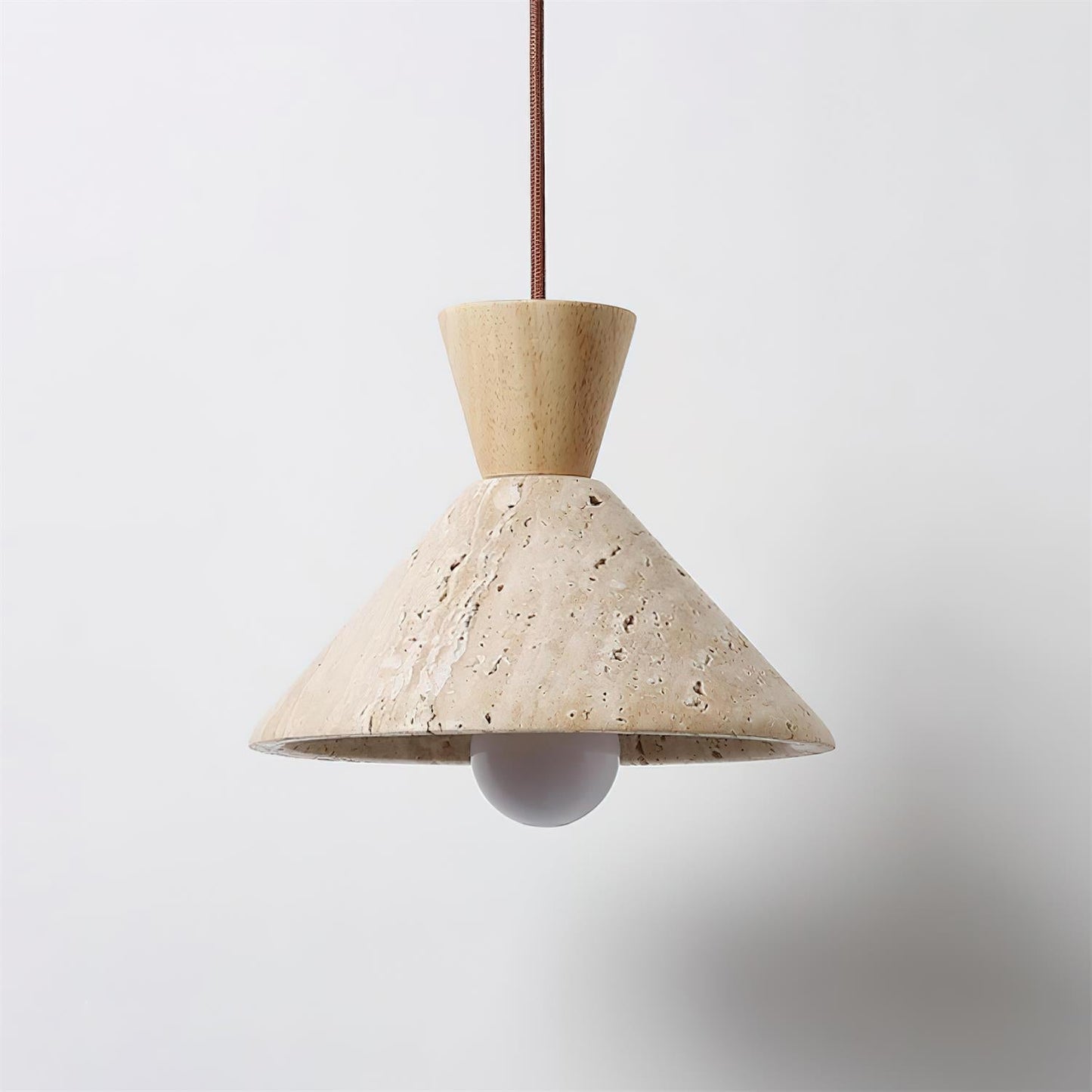 Suspension en travertin et bois vue de dessous