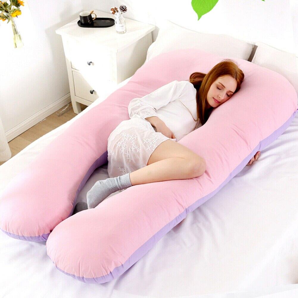 Coussin de soutien pour femmes enceintes sur un canapé