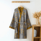 Kimono de bain posé sur une surface en bois clair