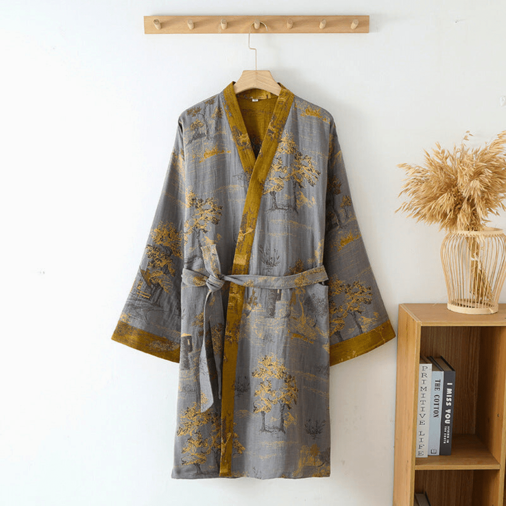 Kimono de bain posé sur une surface en bois clair