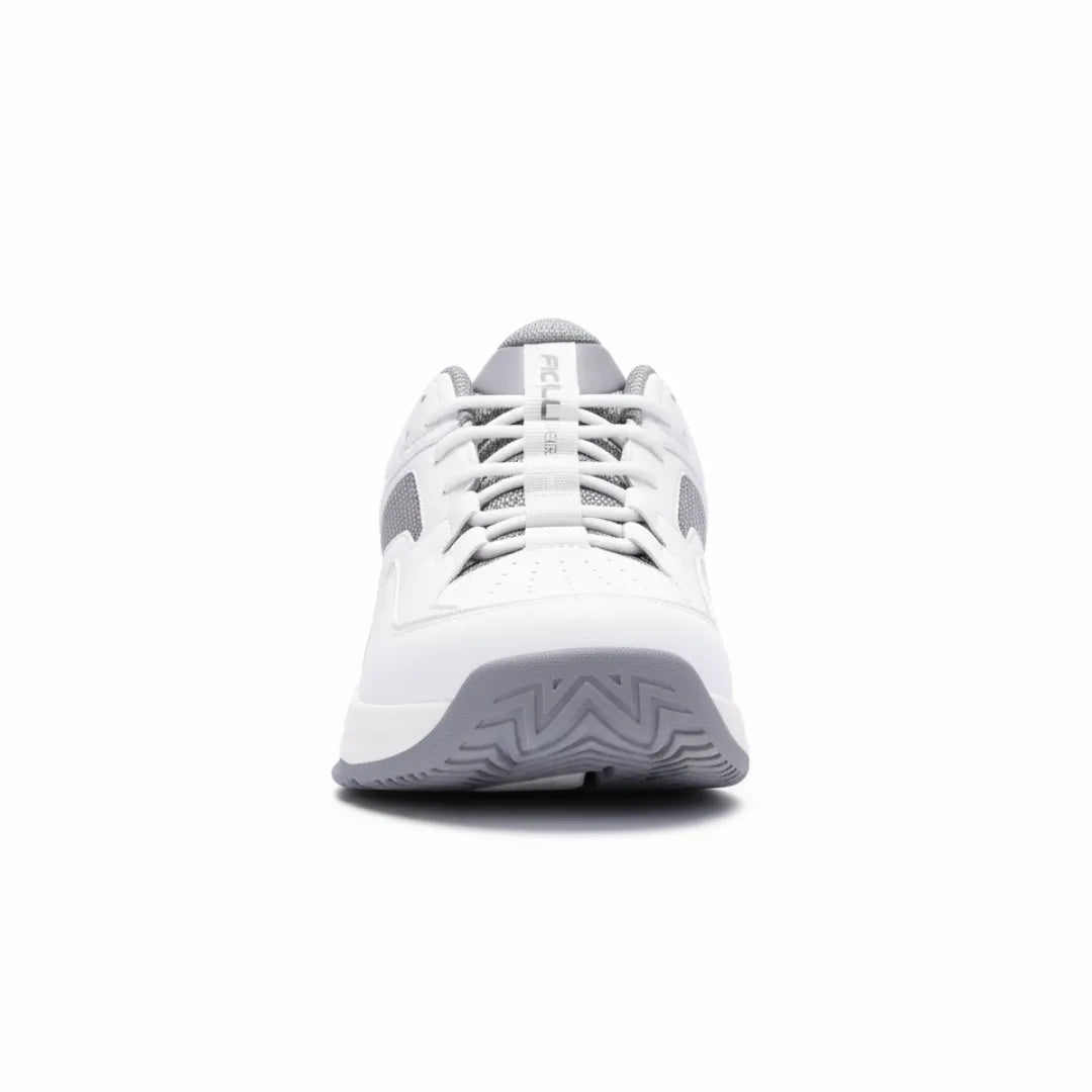 Vue latérale de chaussures de tennis avec semelle en caoutchouc