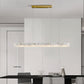 Design allongé de la lampe suspendue au-dessus d'une table